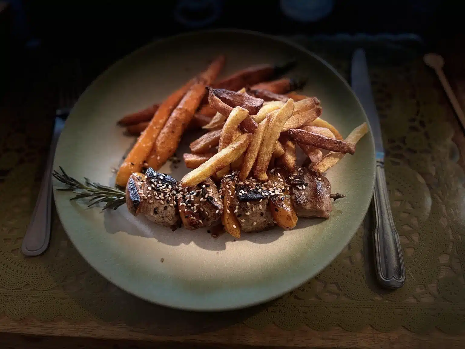 Brochette de porc et frites maison