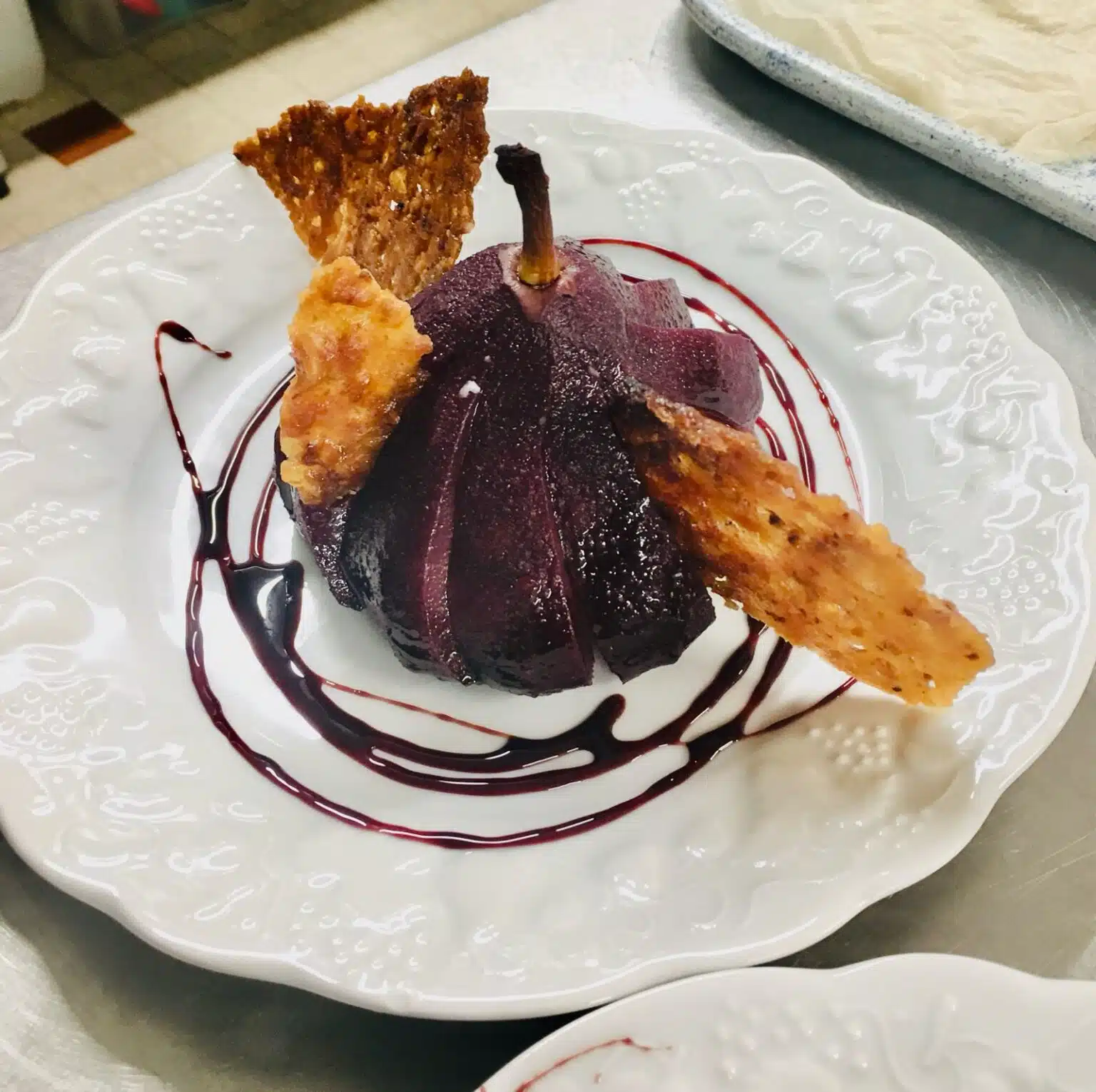 Poire pochée au vin, dentelle croustillante